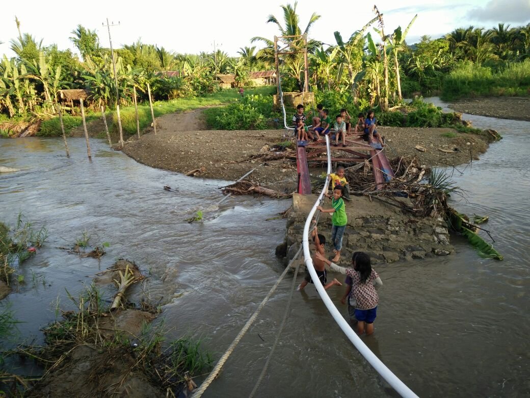 jembatan rusak di dusun buttui pedalaman mentawai