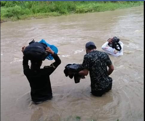 guru menyeberangi sungai karena jembatan rusak